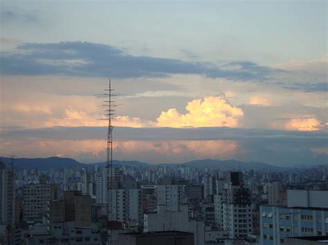  「サンパウロの夜明け」:  魅惑的な色彩と大胆な筆触が織り成す都会の風景